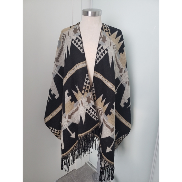 3/$25 🌴Ardene Aztec Poncho